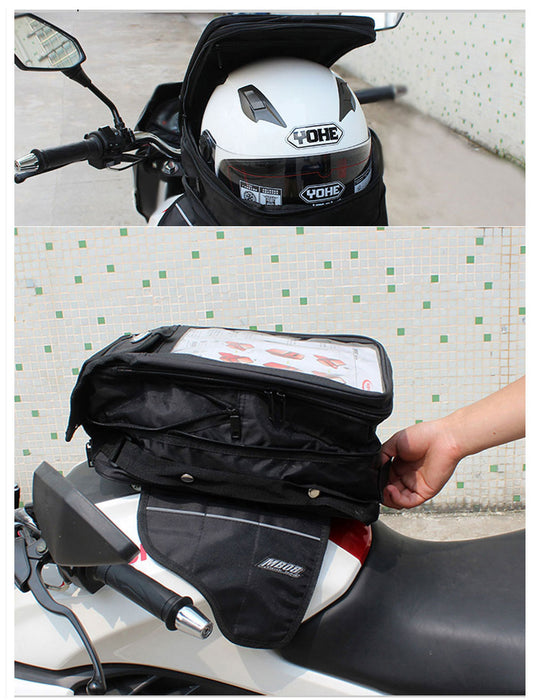 Acessórios pretos para motocicleta carregando bagagem
