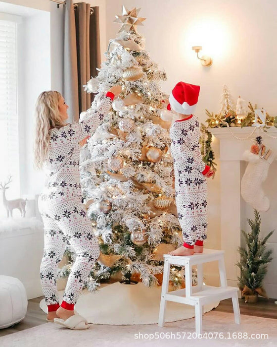 Natal europeu e americano pai-filho usam pijamas de ternos para casa